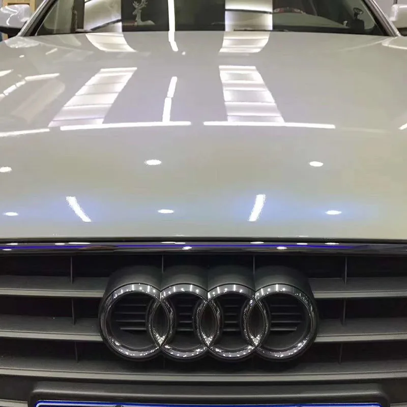 Белая фотография глянцевые от белого до синих мест покрывающие автомобили под