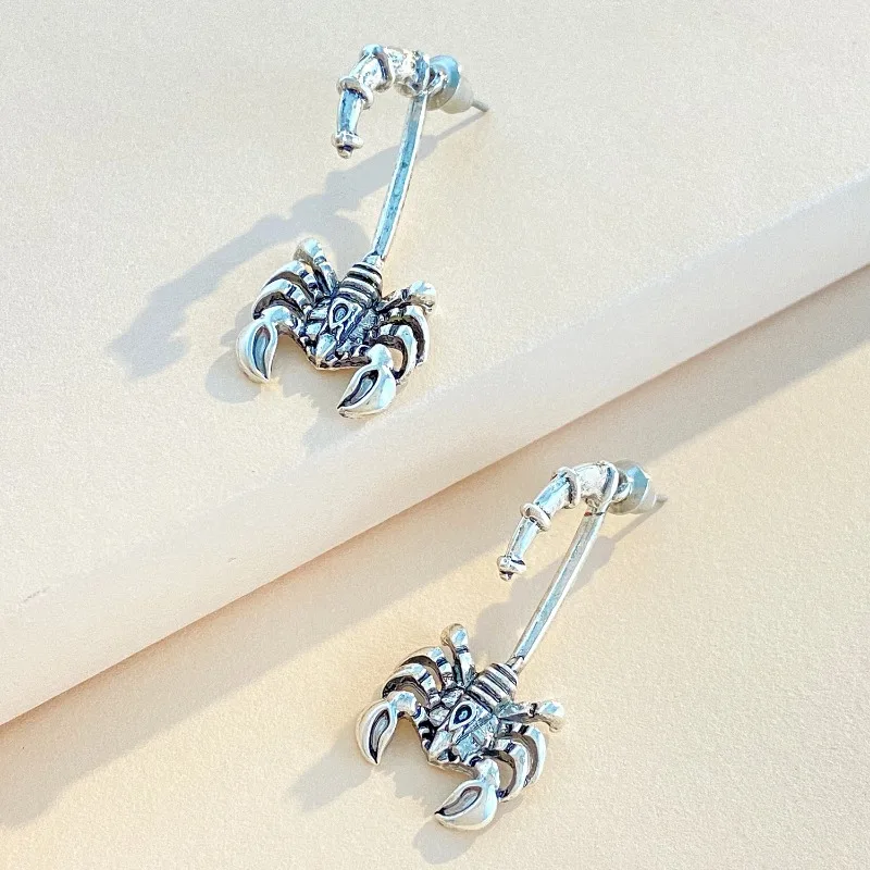 Серьги-гвоздики в стиле панк с изображением темного скорпиона красивые висячие