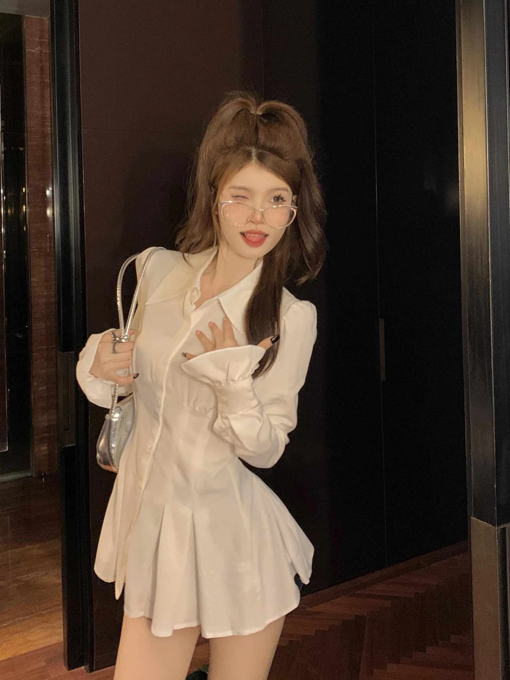 Sweet and Spicy White Pleated Shirts Women 2024 New Winter Retro Lapel Waist Hugging Slimming Long sleeve Top Fashion