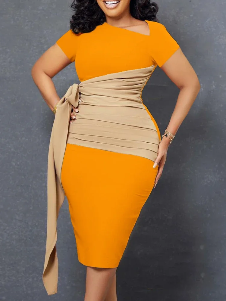 Сдержанное женское элегантное вечернее платье с поясом и складками в стиле