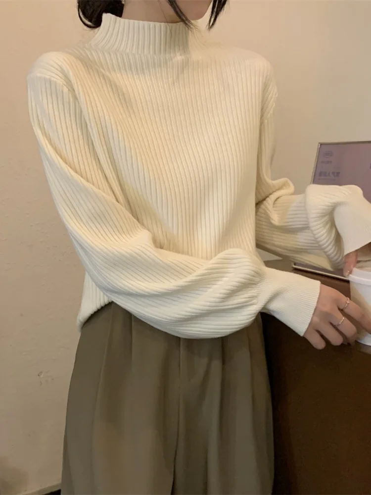 Простой мягкий свитер с рукавами-фонариками и полувысоким воротником женский