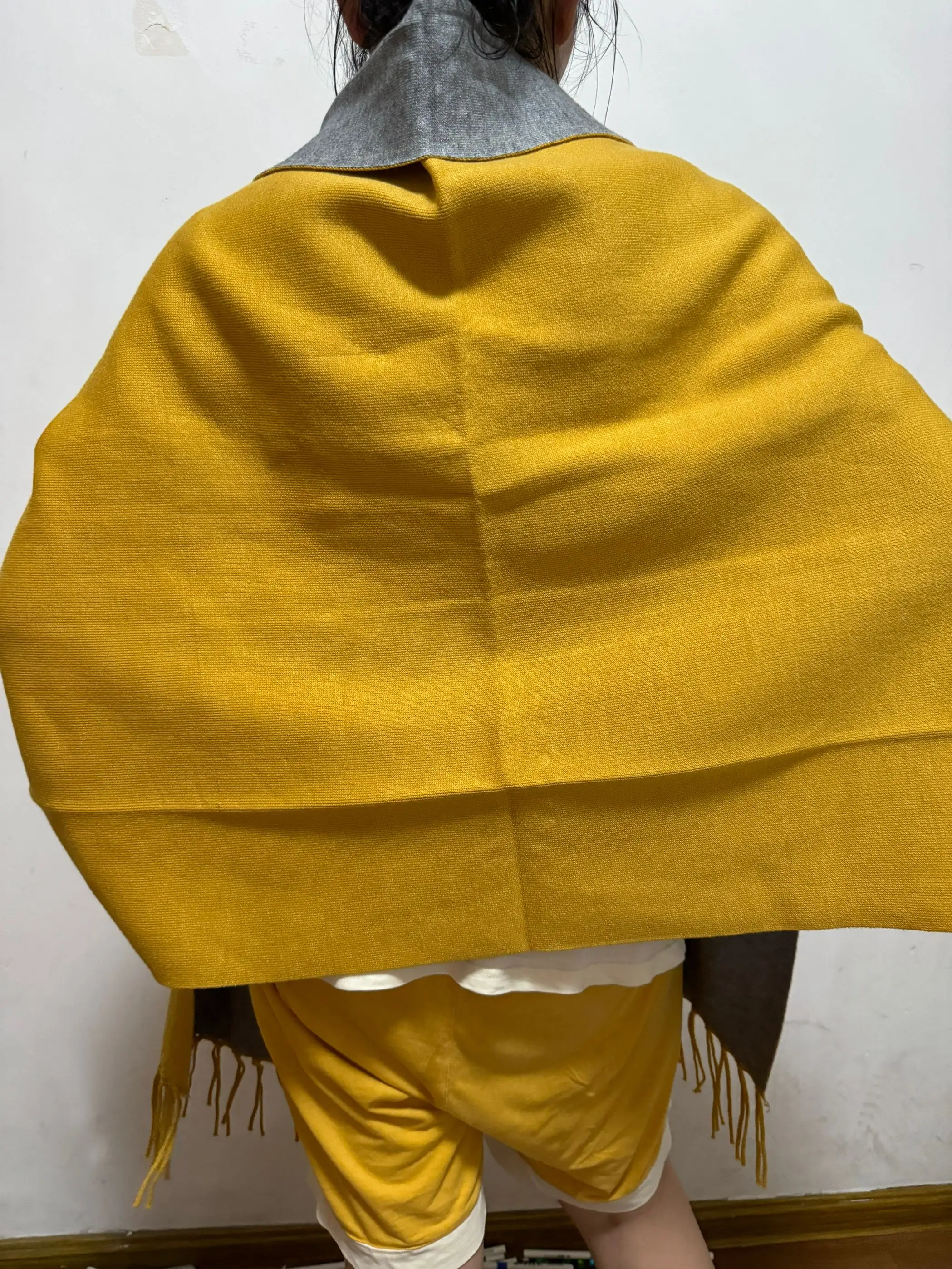 Женское зимнее трикотажное пальто-пончо с бахромой