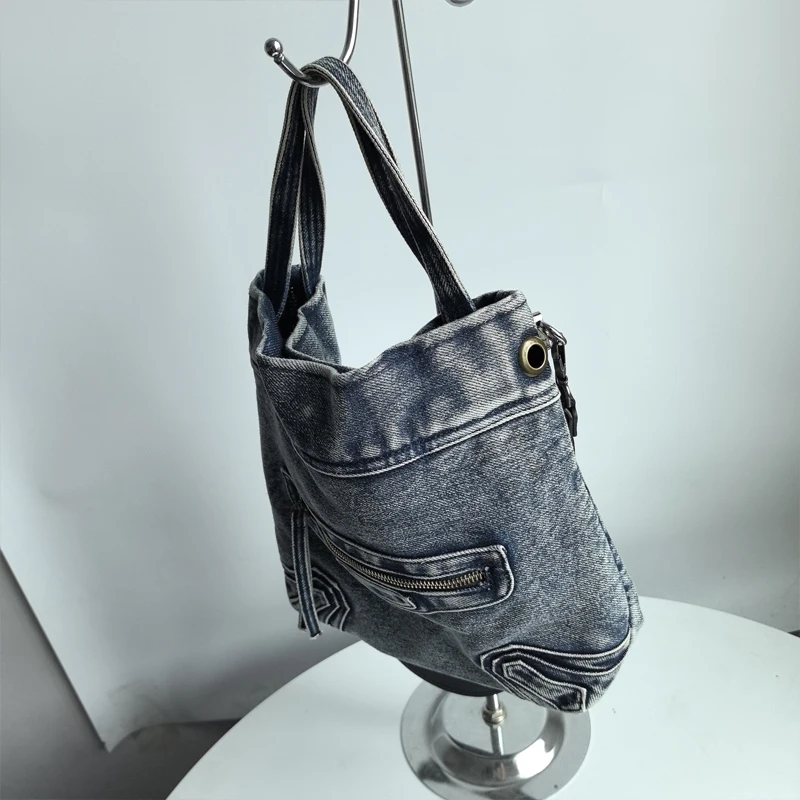 Женская джинсовая сумка через плечо из потертого денима