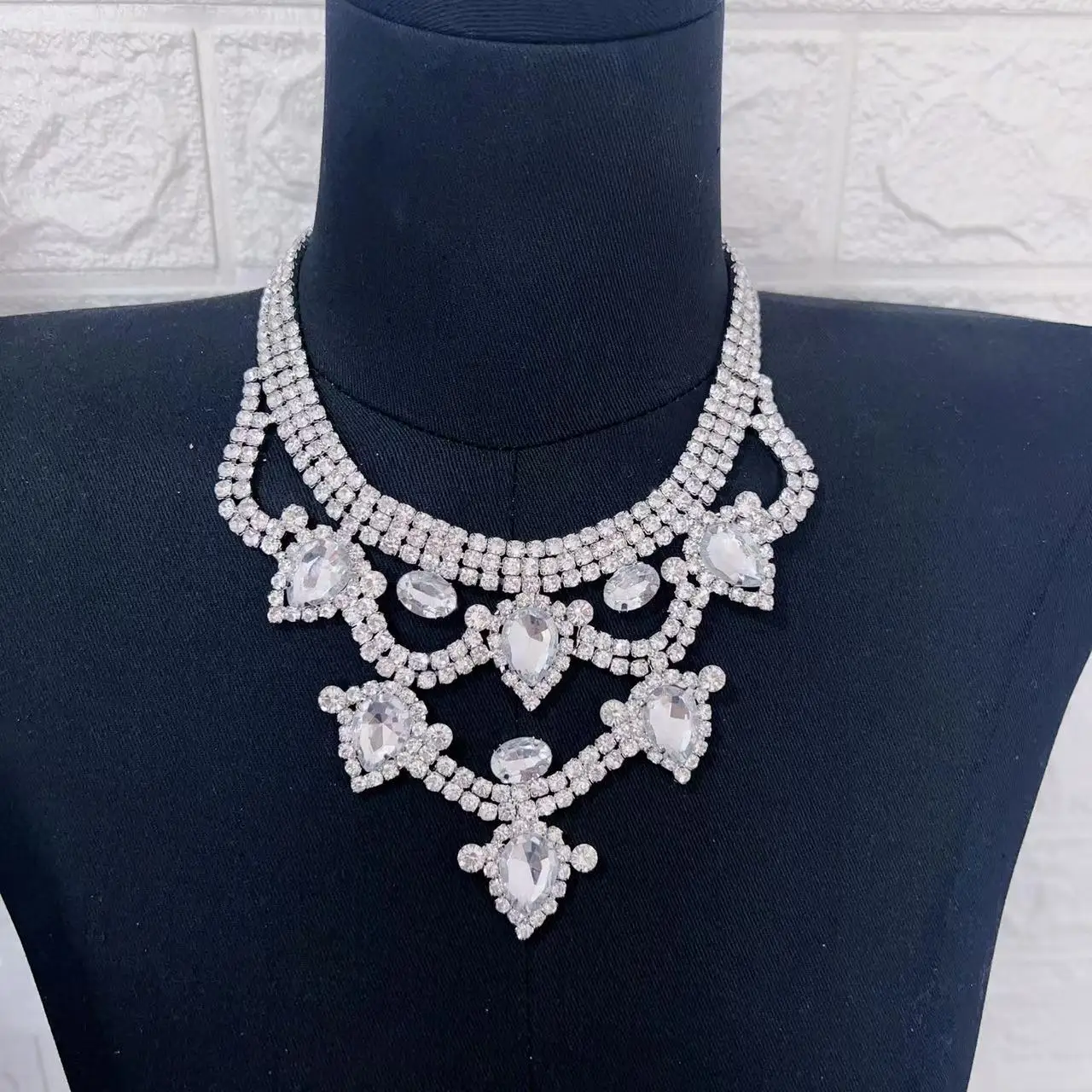 

New Fashion Exaggerate Big Water Drop Diamond Women's Necklace Sparkling Crystal Dress Necklace Exquisite Jewelry Necklace Whole