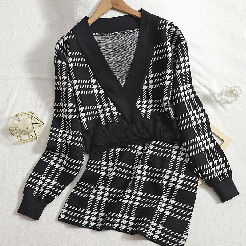 Женский трикотажный костюм из двух предметов короткий свитер с V-образным