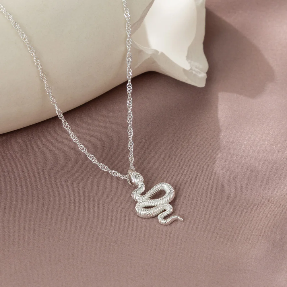 

2023 New Vintage Multicolor Cobra Pendant Necklace For Women Simple and Delicate Ladies Snake Animal Necklace Jewelry Wholesale