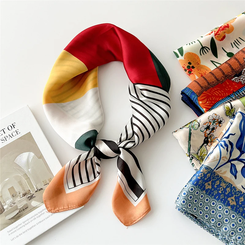 Рисунок 5 - Шелковый квадратный шарф в полоску с цветочным принтом