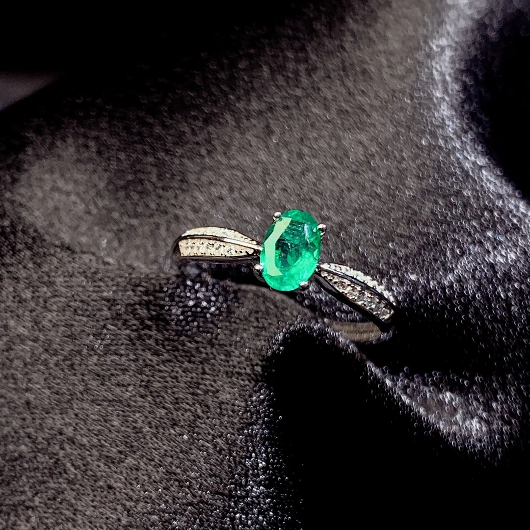 

Женское кольцо из серебра 925 пробы, с натуральным изумрудом