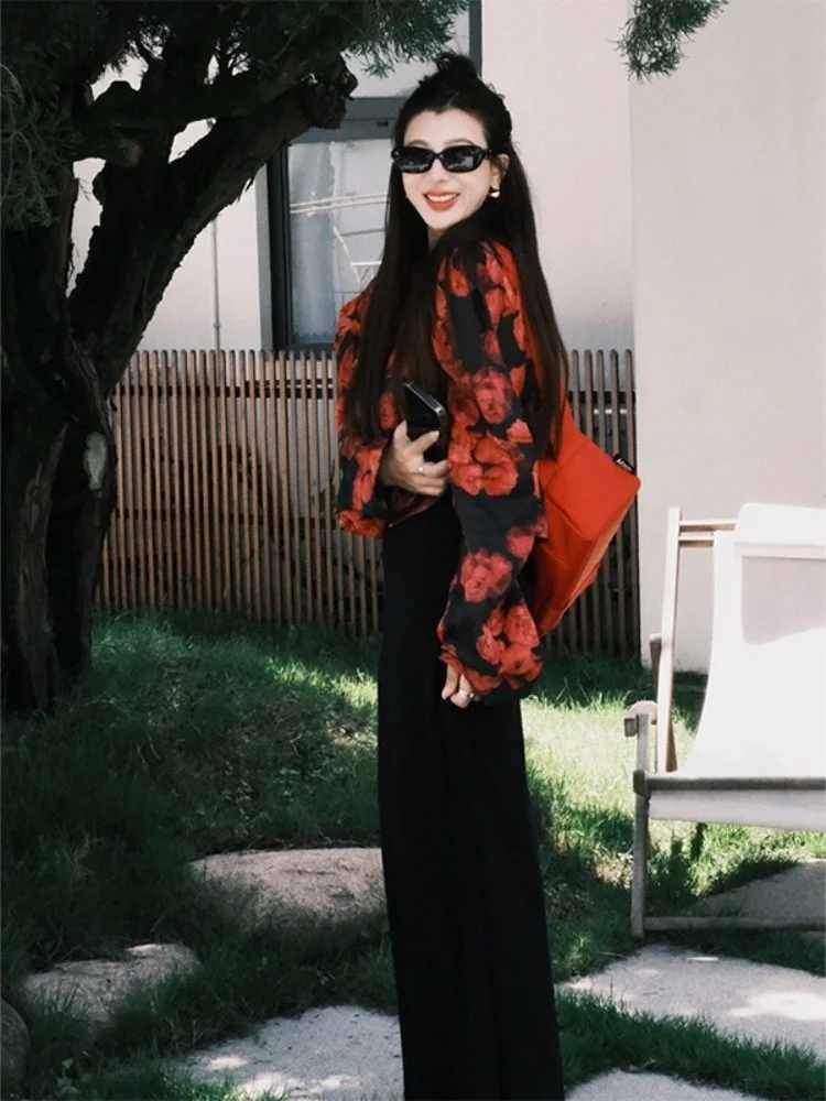 

Wear a complete set of high-end and exquisite westernization style, age reducing floral sunscreen jacket, black strap dress,