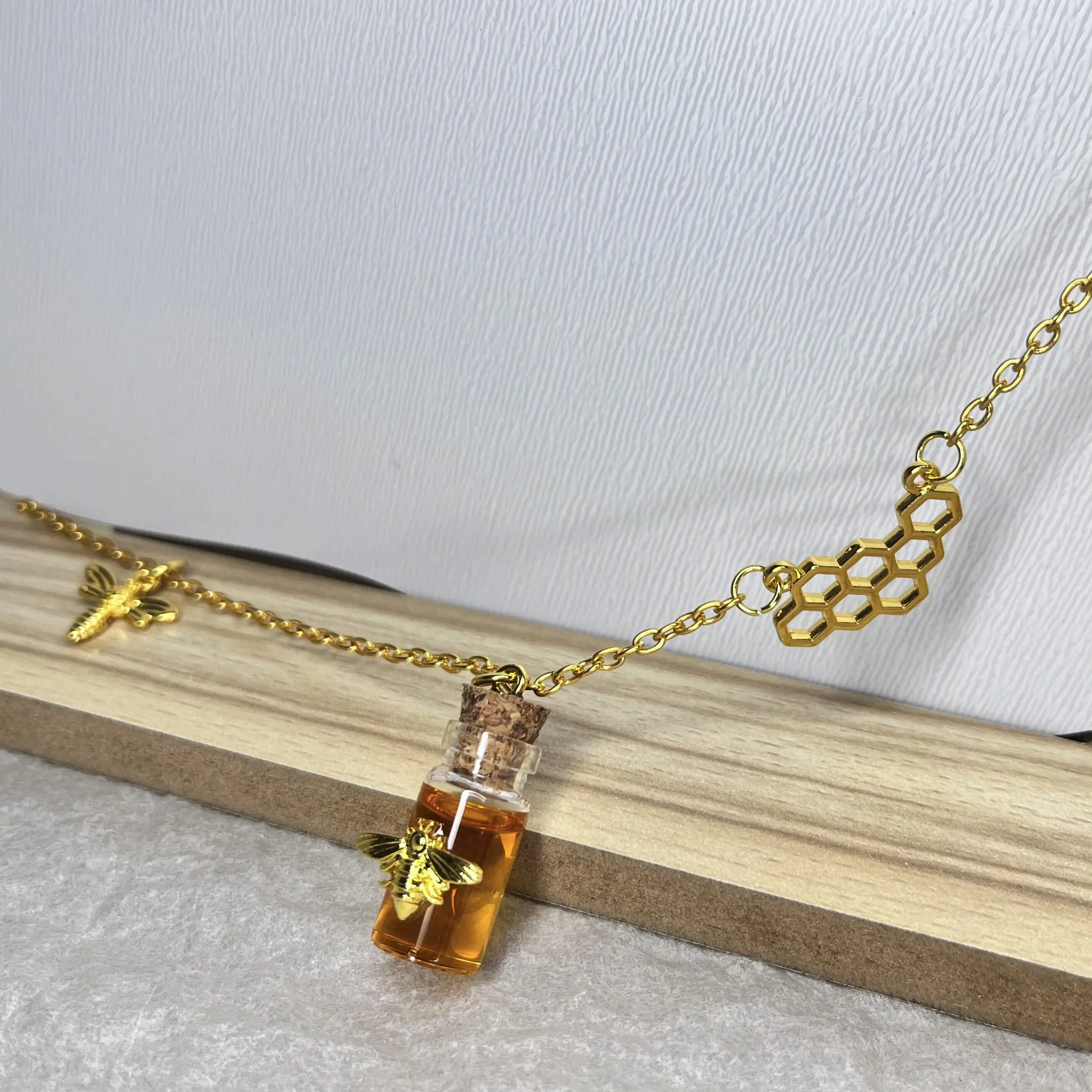 Ожерелье в виде шмеля