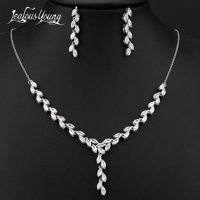 

Женский ювелирный комплект из колье и серёг, с фианитом