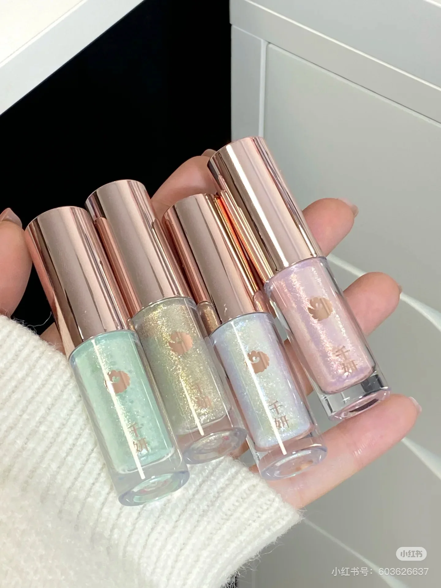 Qianyan Fox Fairy Монохромные тени для век Хамелеон Highlight Перламутровые глянцевые жидкие