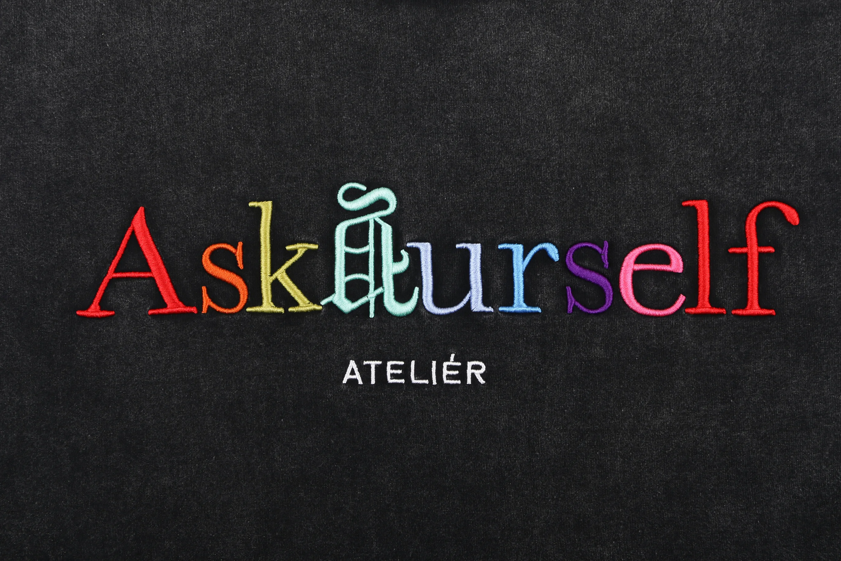 Черные топы большого размера 2022SS Винтажная футболка с цветной вышивкой букв и