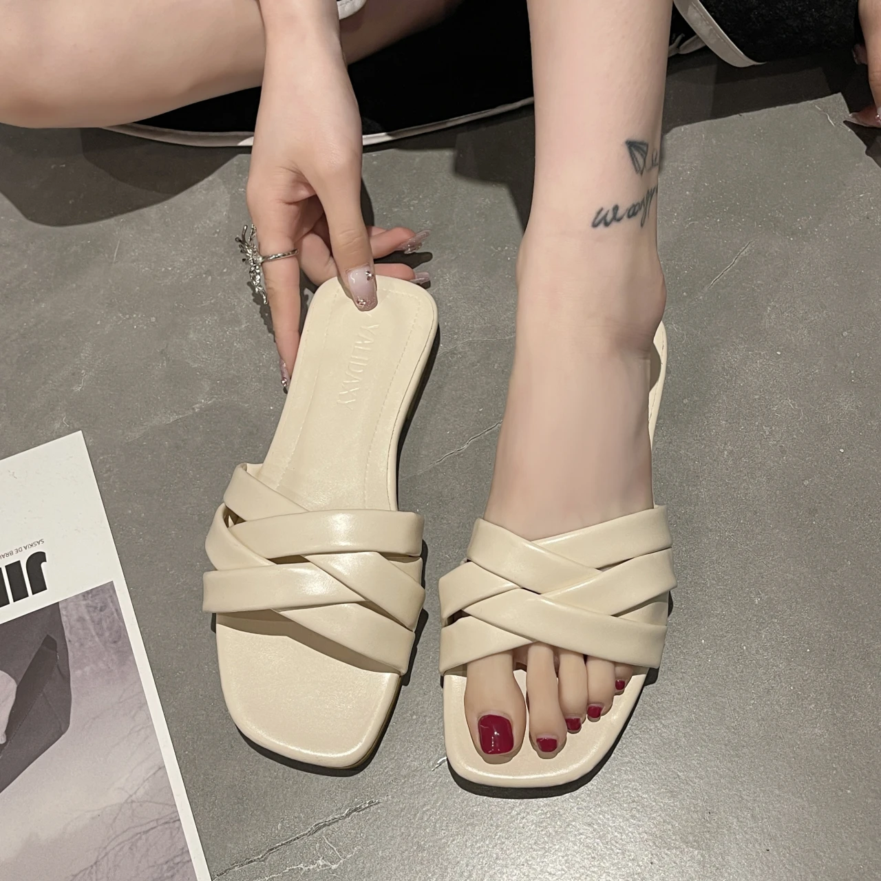 Женские пляжные шлепанцы без застежки уличные сандалии на плоской подошве