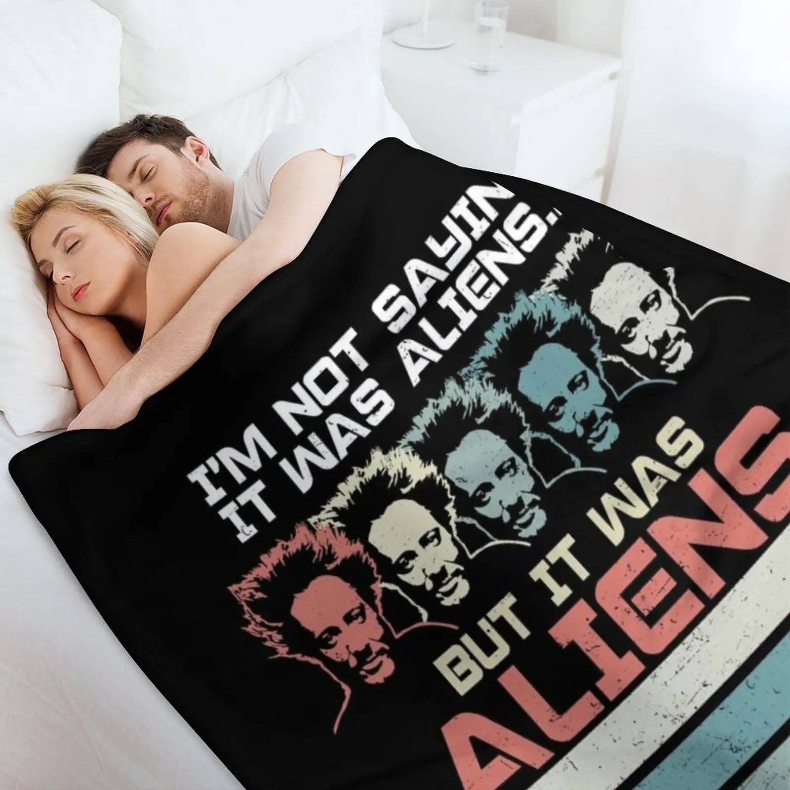Фото Плед «But It Was Aliens» от Джорджио Цоукалоса, уютное теплое одеяло с изображением древних инопланетян для декора спальни №4