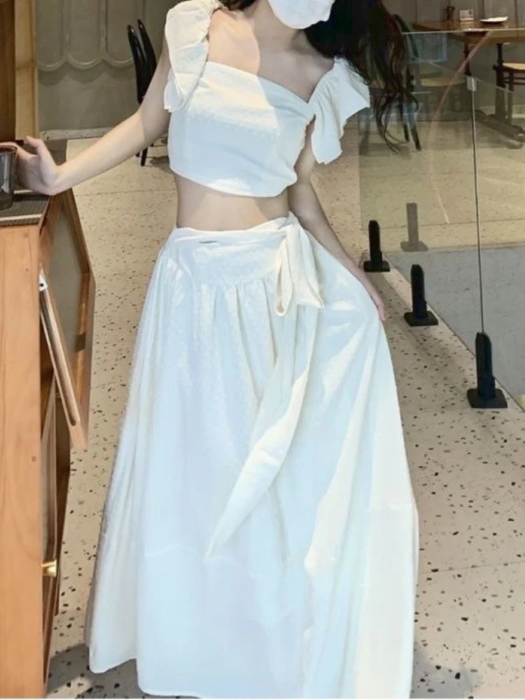 

Женский элегантный повседневный костюм, белый комплект из двух предметов, милая модная юбка средней длины, Женский дизайнерский корейский Костюм с юбкой на бретельках, новинка 2023
