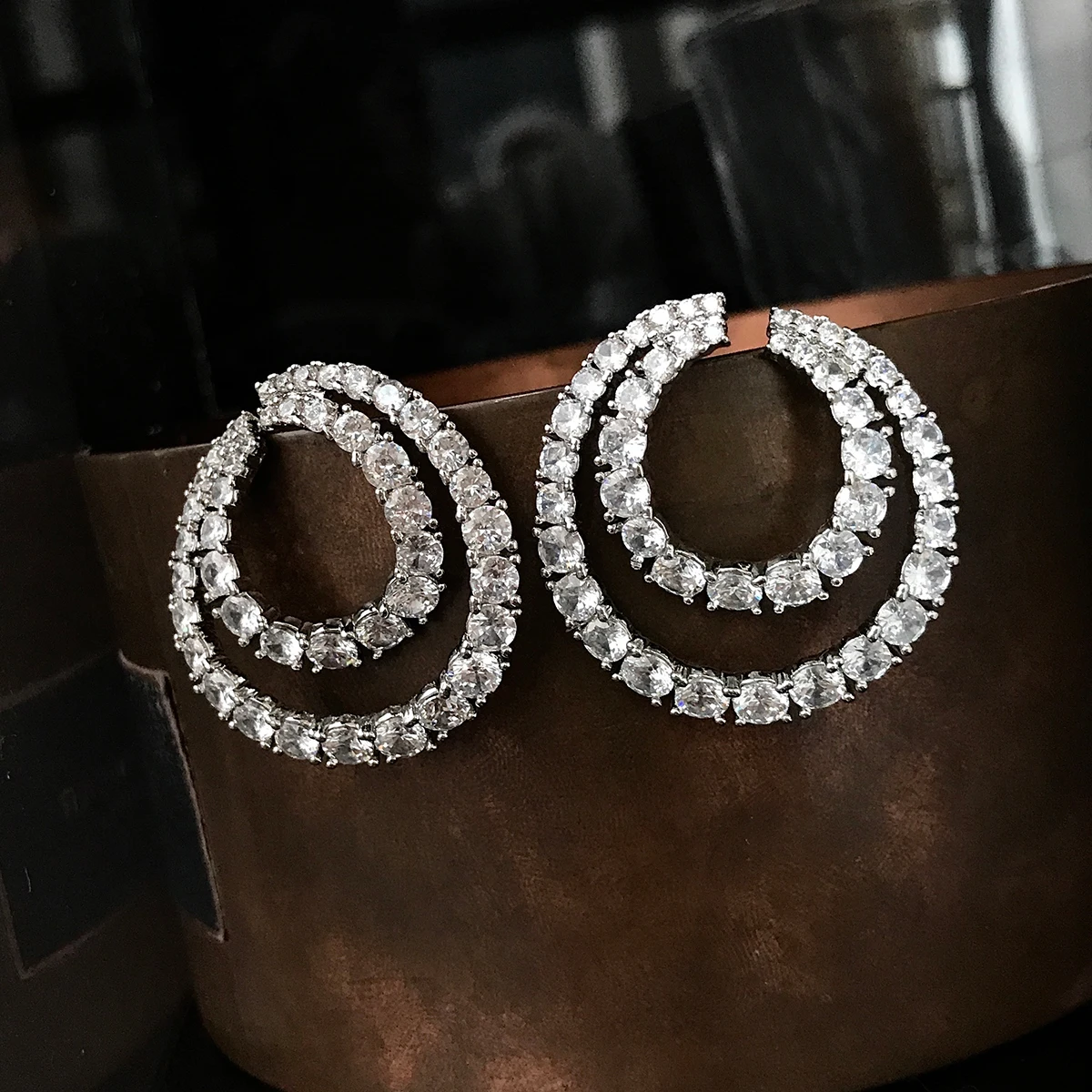 

LONDANY earrings Niche design light luxury hollow circle diamond studded earrings 925 silver needle Earrings