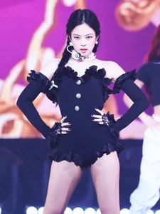 Jenny Jin Zhini, Zhang Yuqi, the same style of court one shoulder black singing suit, performed in the style of a Korean dancer