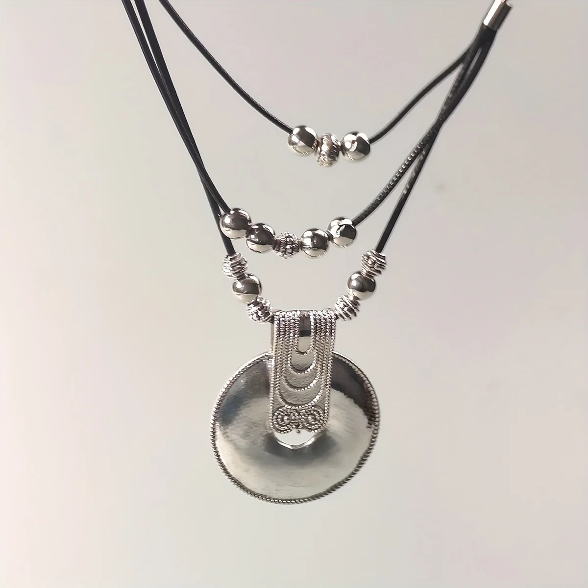 Ретро - круглая дамская подвеска готическая очаровательная дама ювелирное