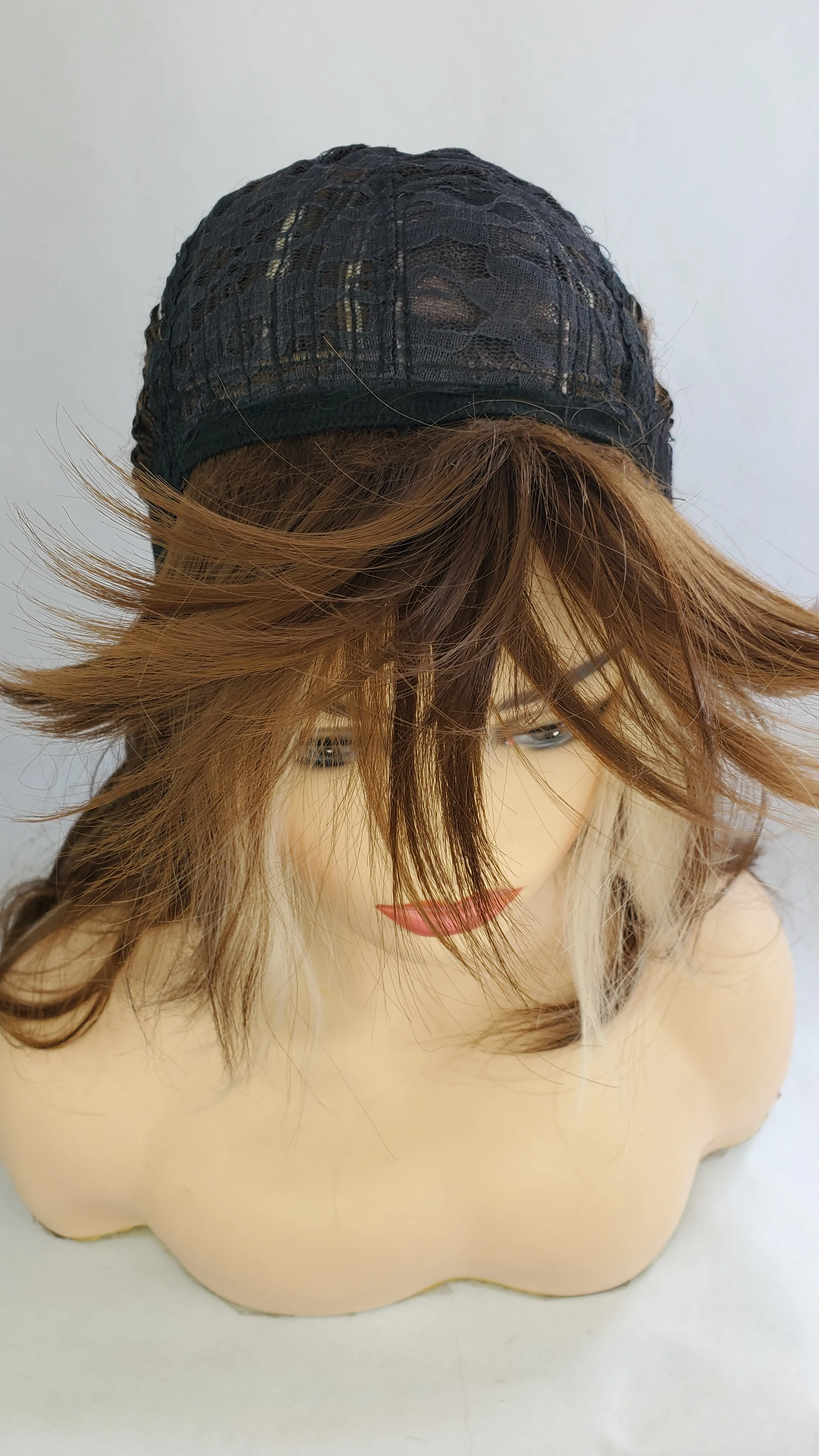 Рисунок 5 - Женский длинный синтетический парик смешанных цветов