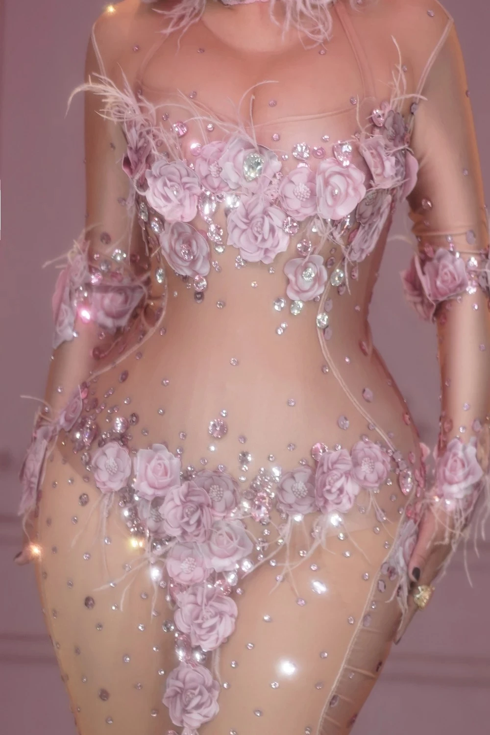 Женское прозрачное длинное платье розового цвета с сетчатым 3D рисунком