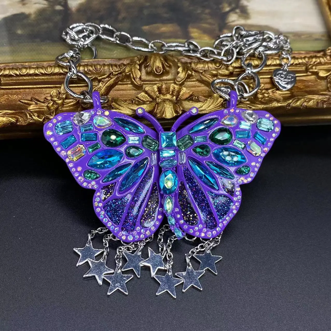 

Свежее, милое, преувеличенное, очаровательное, мечтательное, таинственное, фиолетовое ожерелье с подвеской-бабочкой