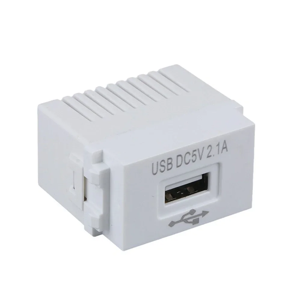 Гладкий USB-адаптер для зарядного устройства телефонов и MP4s обеспечивает надежную