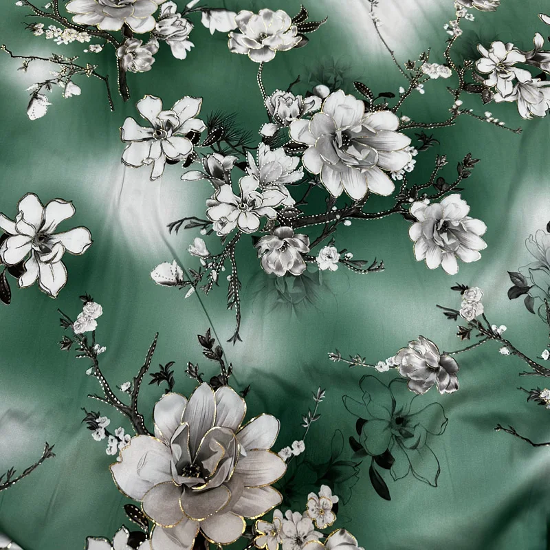 Зеленая шелковистая атласная ткань с цветочным принтом Цветочная отделка из