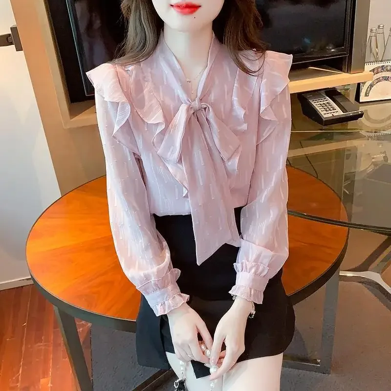 Женская шифоновая блузка с оборками по краям нежная элегантная небольшая в