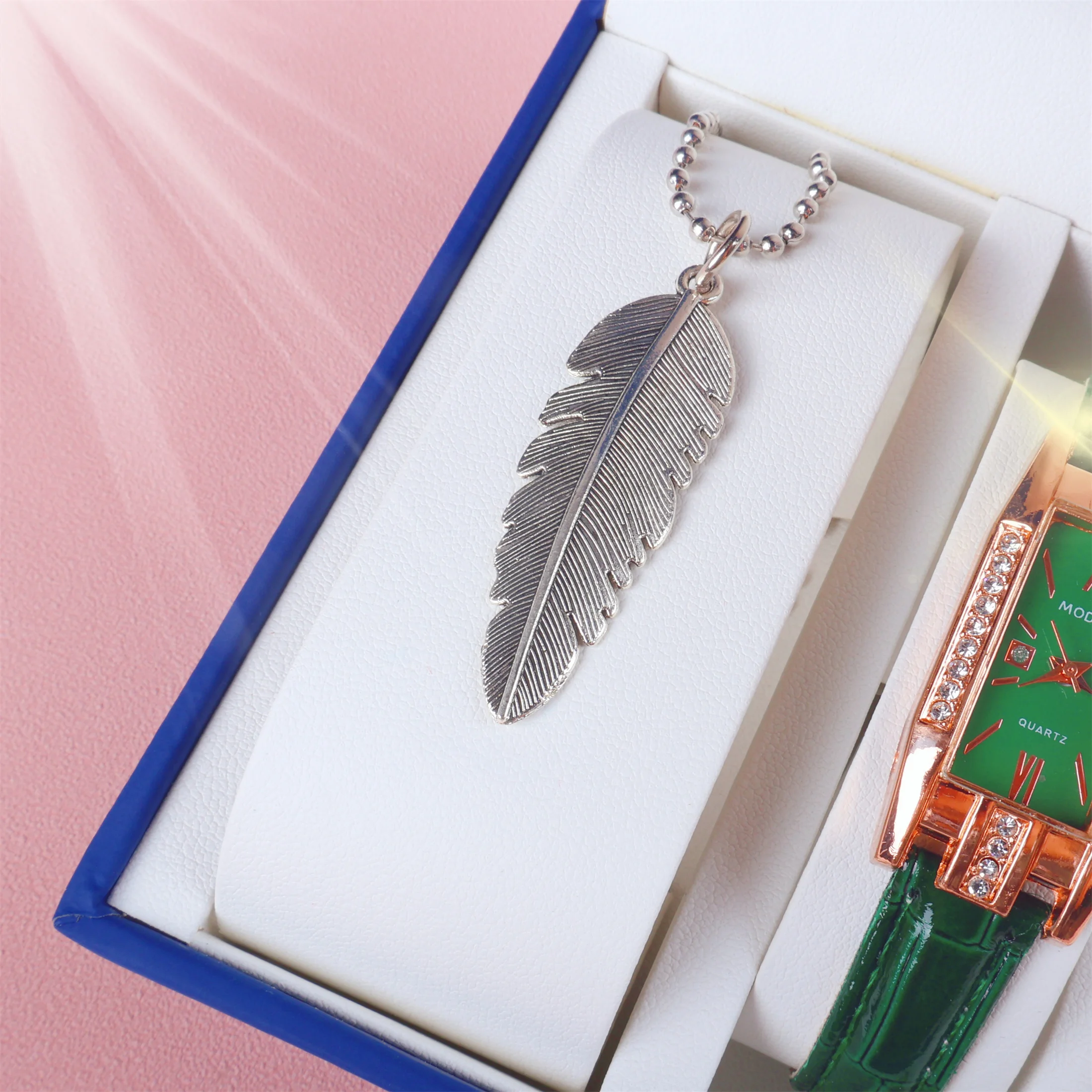 Женские прямоугольные кварцевые часы с кожаным ремешком