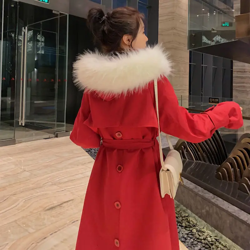 

Женское длинное шерстяное пальто с капюшоном и меховым воротником