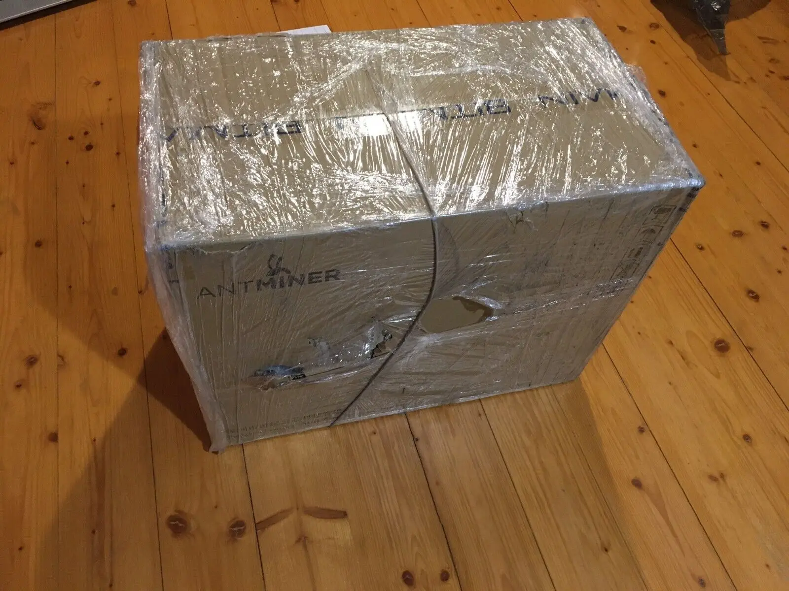 

Новый Antminer KA3 Miner в руке + бесплатная доставка