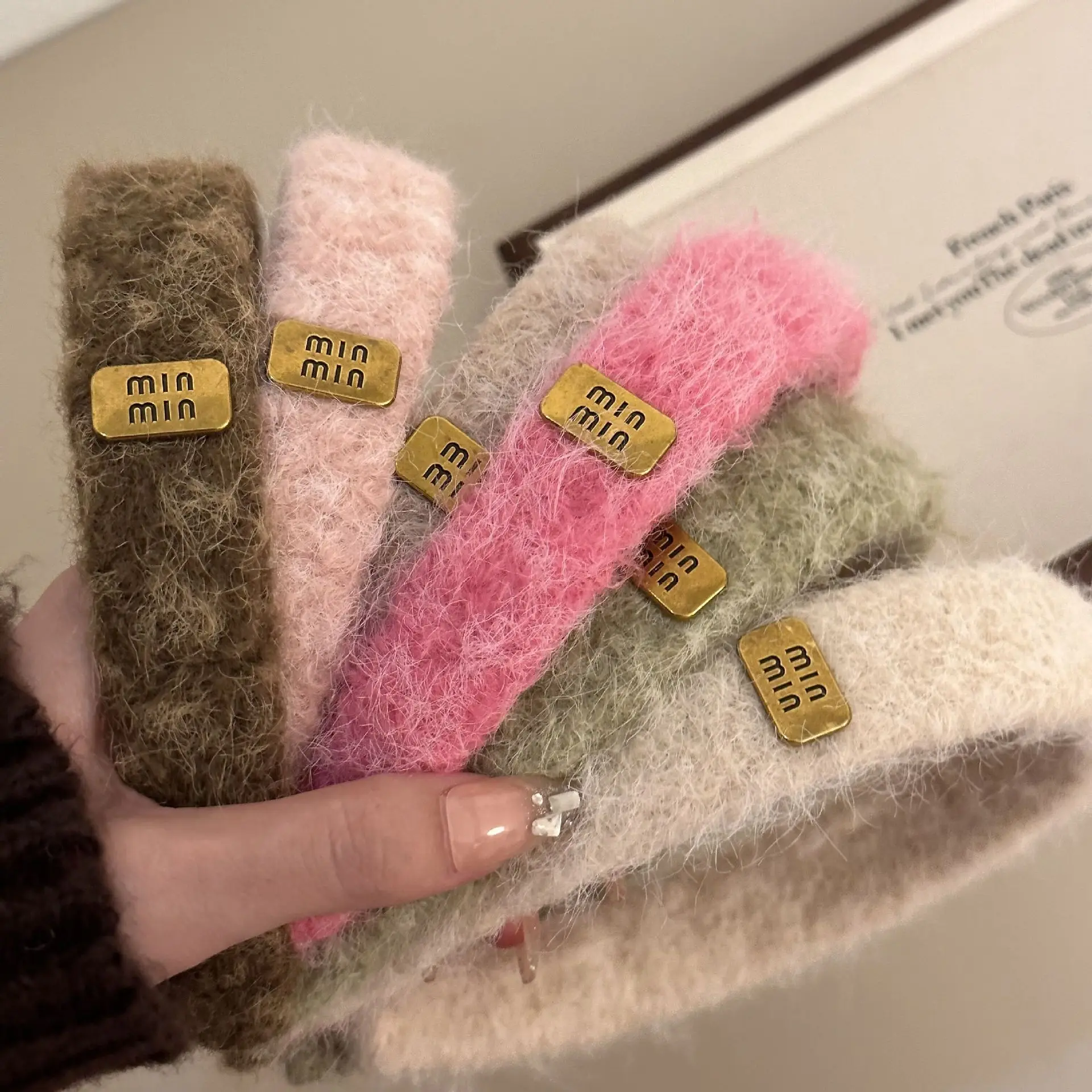 

Корейские винтажные плюшевые широкие повязки для волос с металлическими буквами, головные уборы для девочек, плюшевые обручи, аксессуары для волос для женщин