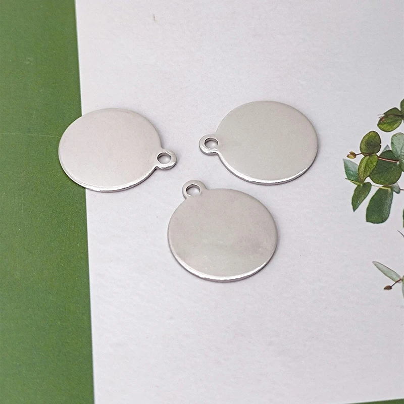 Все урны для домашних животных в нашем магазине имеют выгравированную вручную