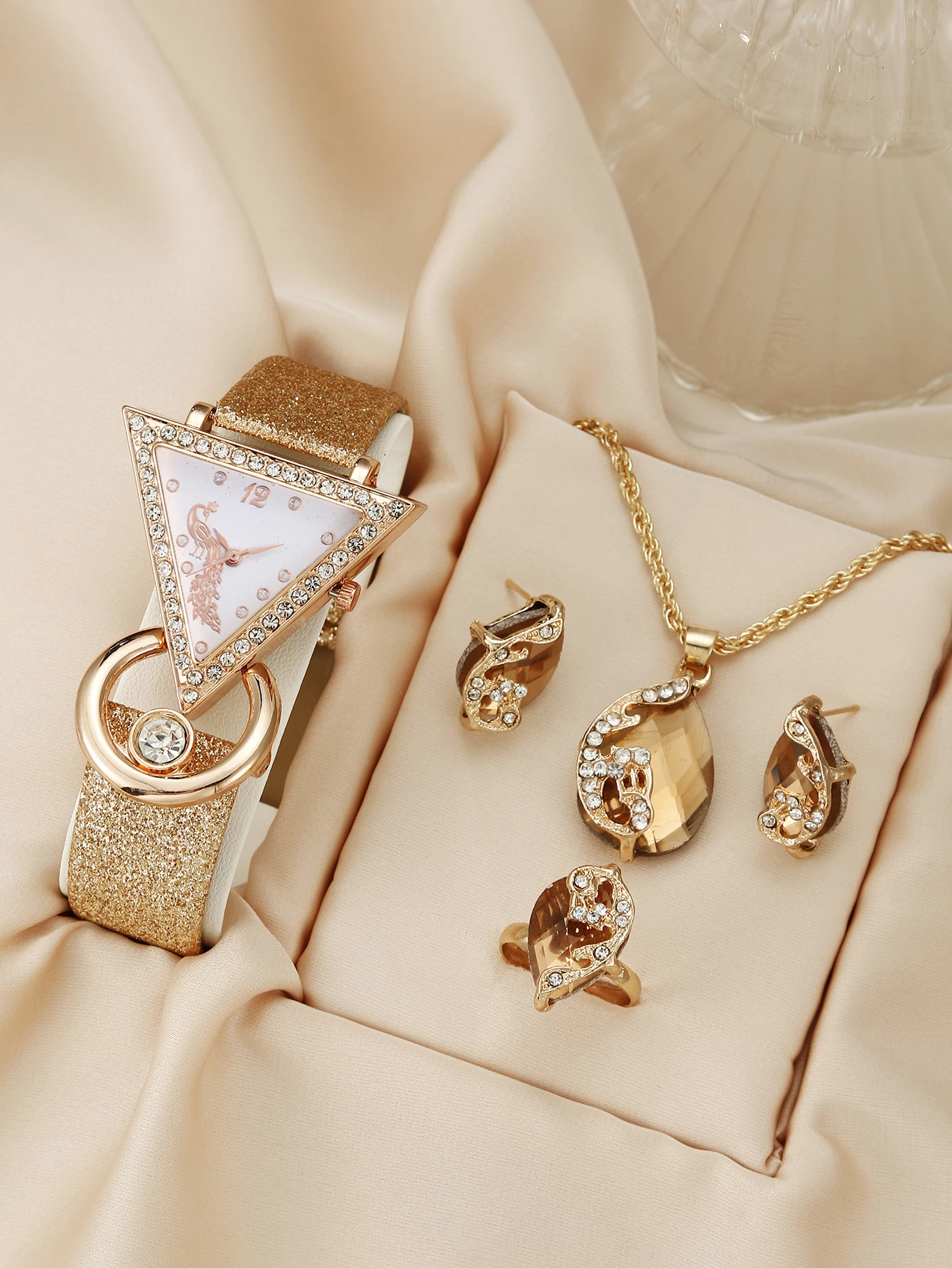 Женские кварцевые наручные часы с ремешком