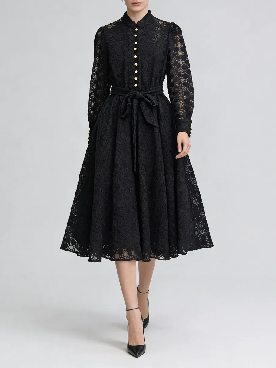 Фото Женское минималистичное платье TWOTWINSTYLE с прозрачными вставками и волнообразным узором, круглым вырезом, длинными рукавами и пуговицами в стиле пэчворк №5