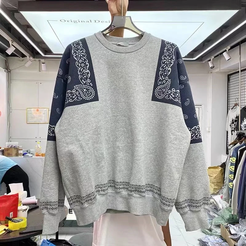 

Мужской замшевый свитер с круглым вырезом и цветочным принтом