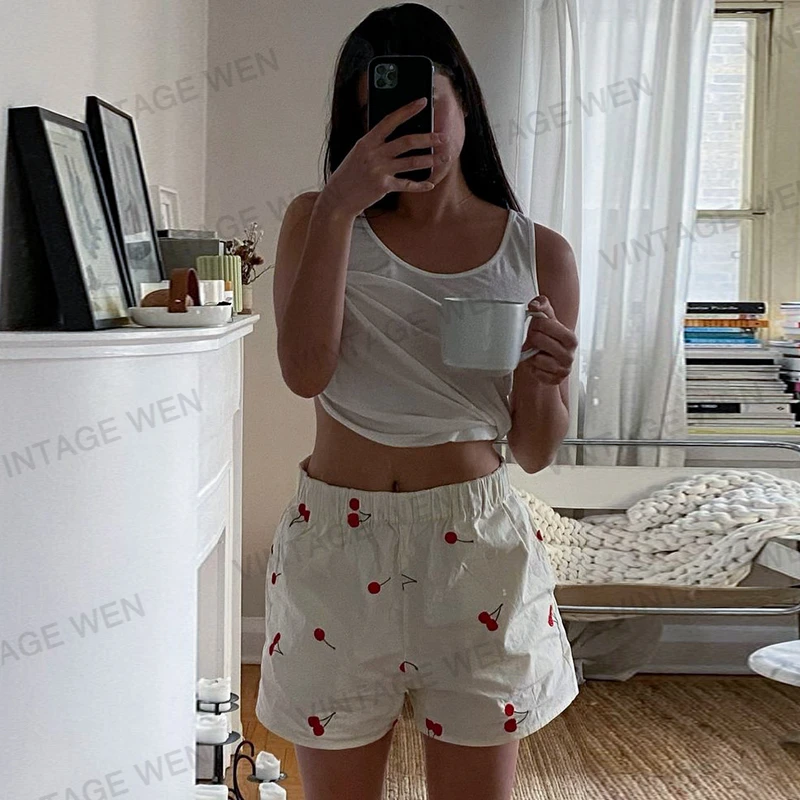 Рисунок 6 - Шорты женские с вышивкой вишни