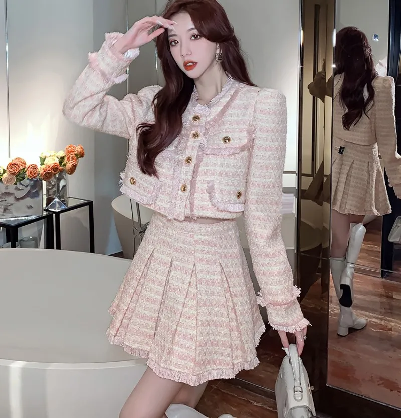 

Женский твидовый пиджак с бахромой и элегантная юбка с высокой талией