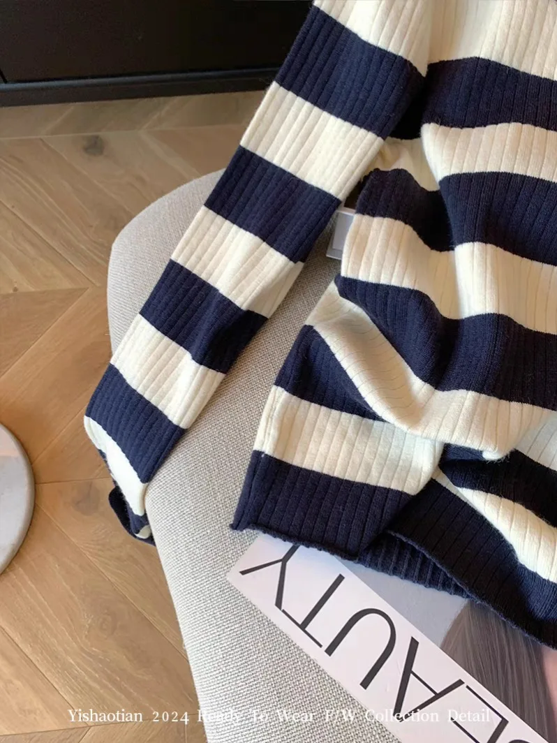 Пуловер женский трикотажный в полоску с длинным рукавом и воротником-поло