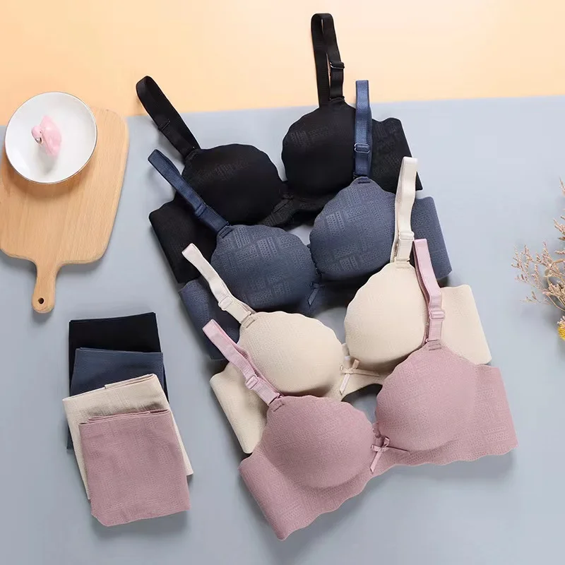 Жас ресейлік студенттердің диванда жыныстық қатынасқа түсуі қатты ыңылдап жүреді.