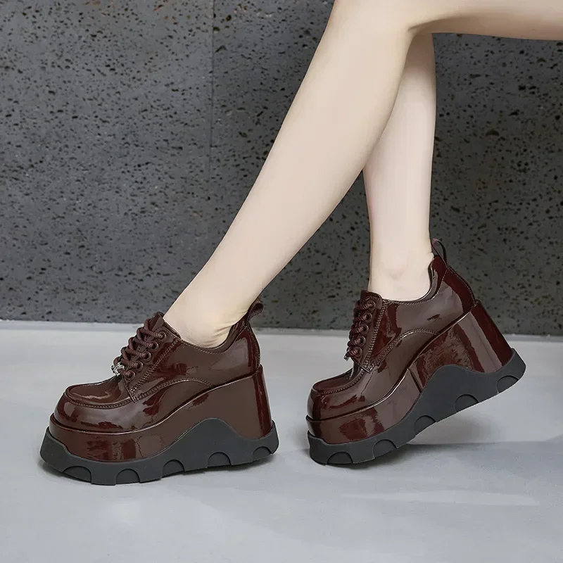 Весенние мотоциклетные ботинки челси из микрофибры 10 см на молнии модные женские