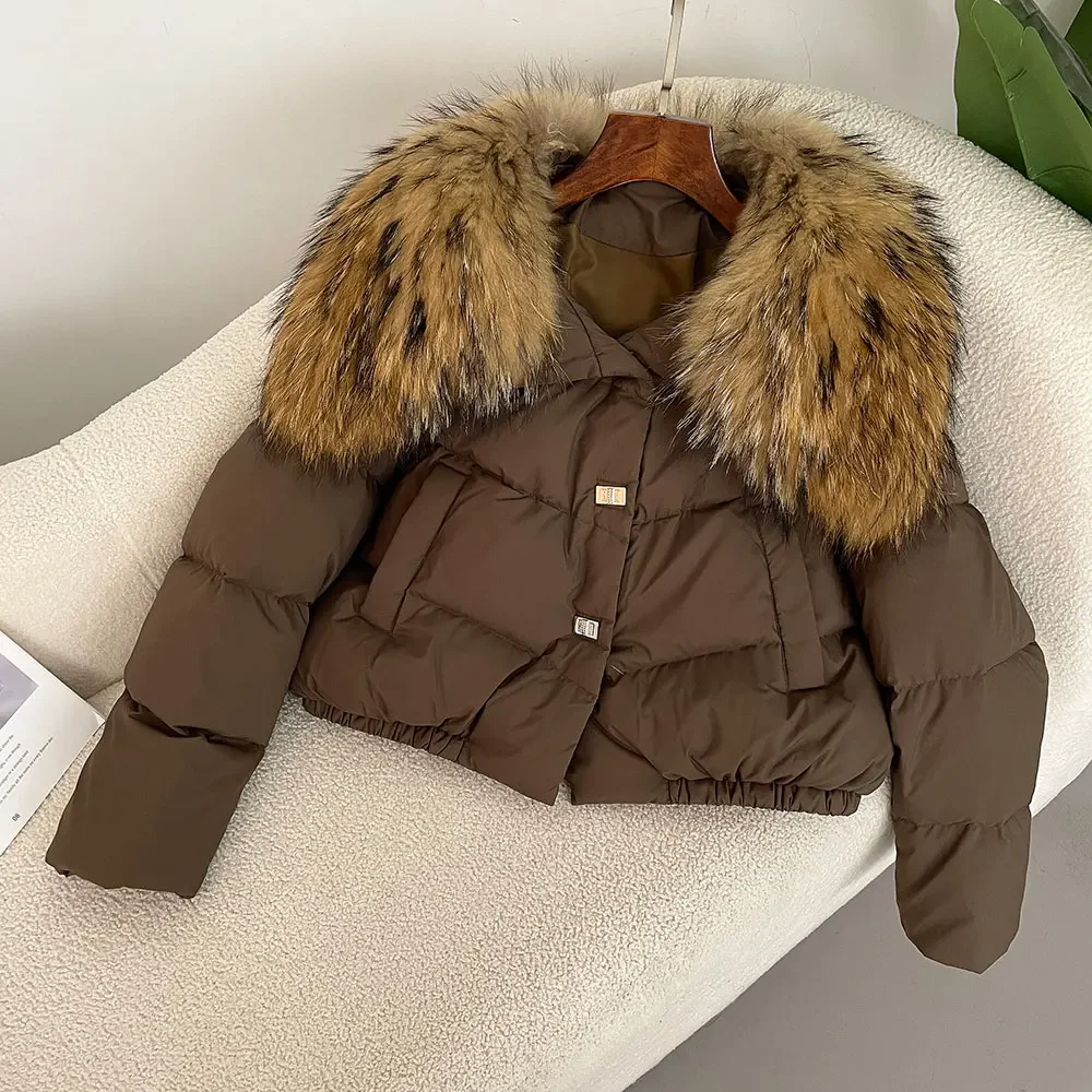 Женский пуховик с воротником из натурального меха на белом утином пуху