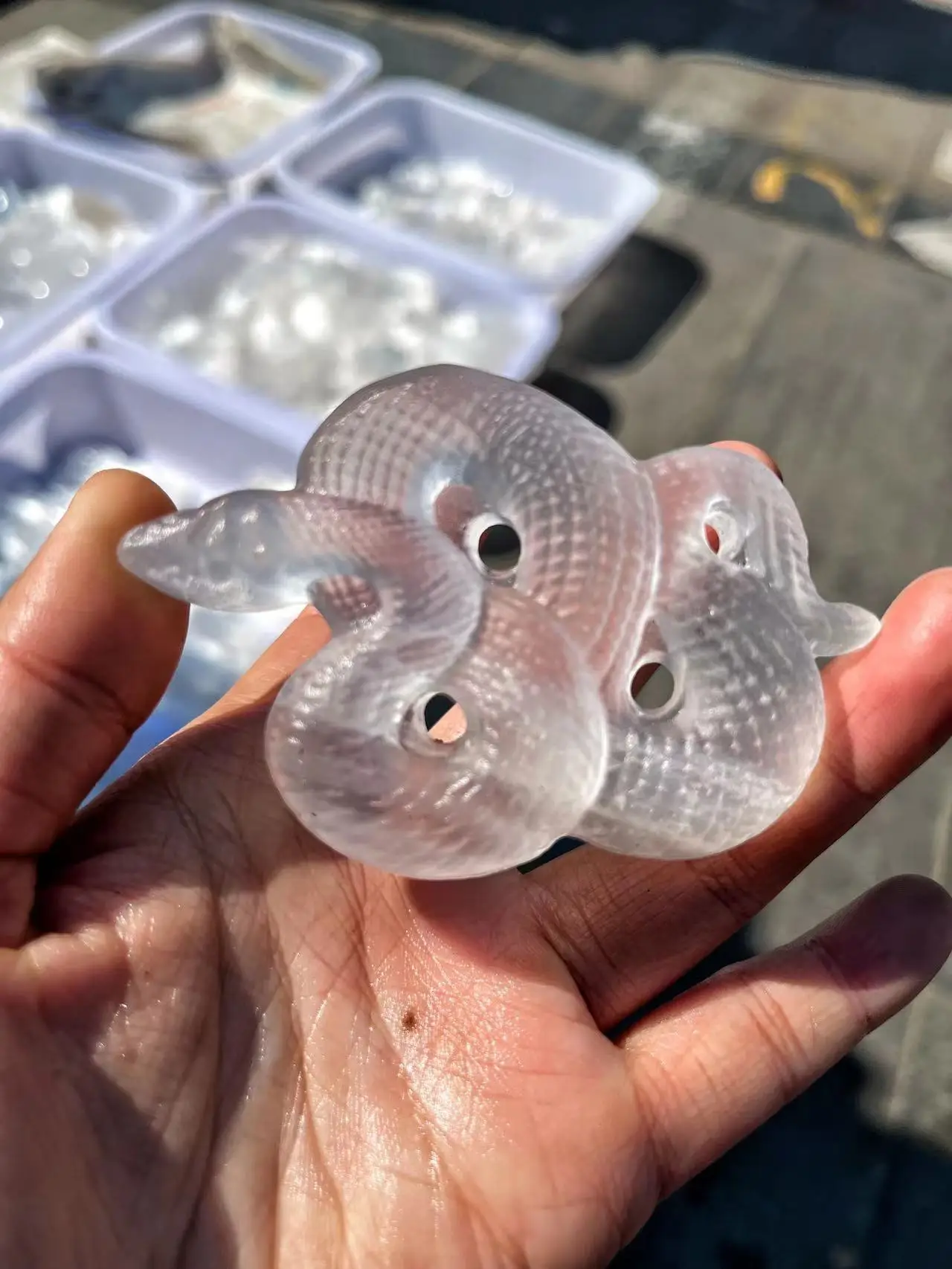 

Selling Customized unique white gypsum quartz hand-made snake for home decoration and pendant