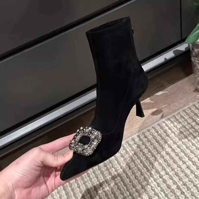 Зимние женские короткие сапоги новинка стильные роскошные на шпильке со