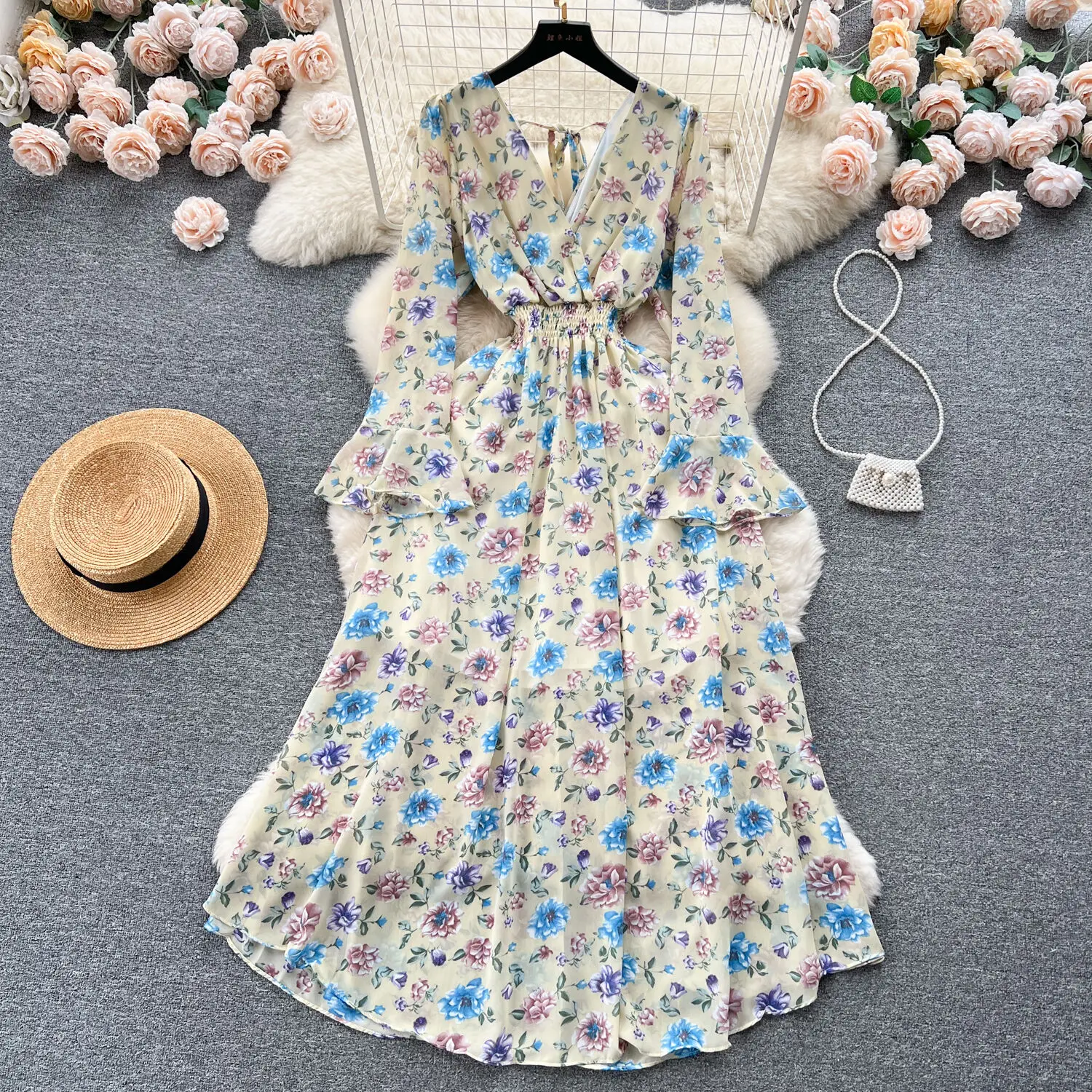 

Платье женское ТРАПЕЦИЕВИДНОЕ с принтом, V-образным вырезом и открытой спиной