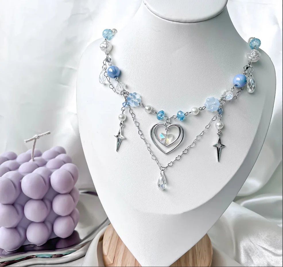 Ожерелье из бисера с голубым сердцем