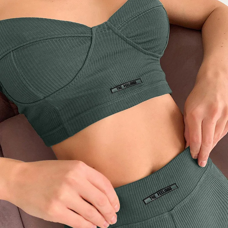 Спортивный Комплект женский из топа и велосипедных шортов |