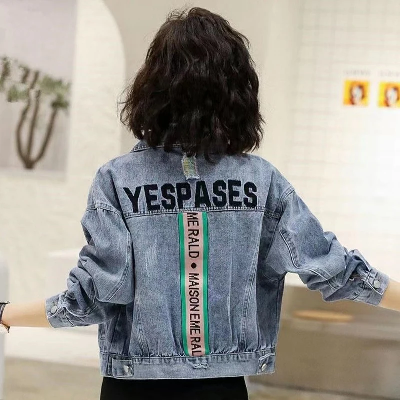 Модное джинсовое пальто женское короткое 2024 новинка весны и осени рваное с