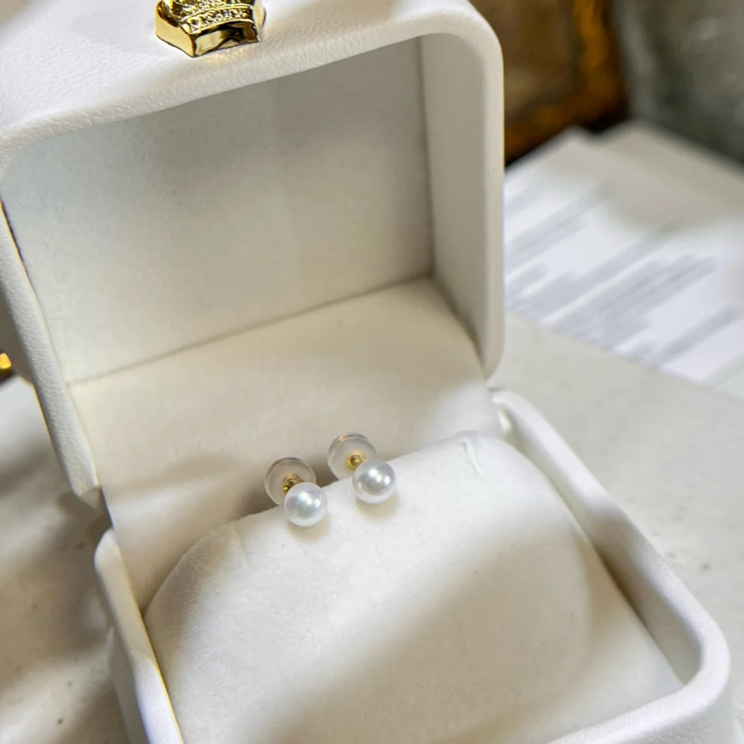 Серьги-гвоздики женские из 18-каратного золота 4-5 мм